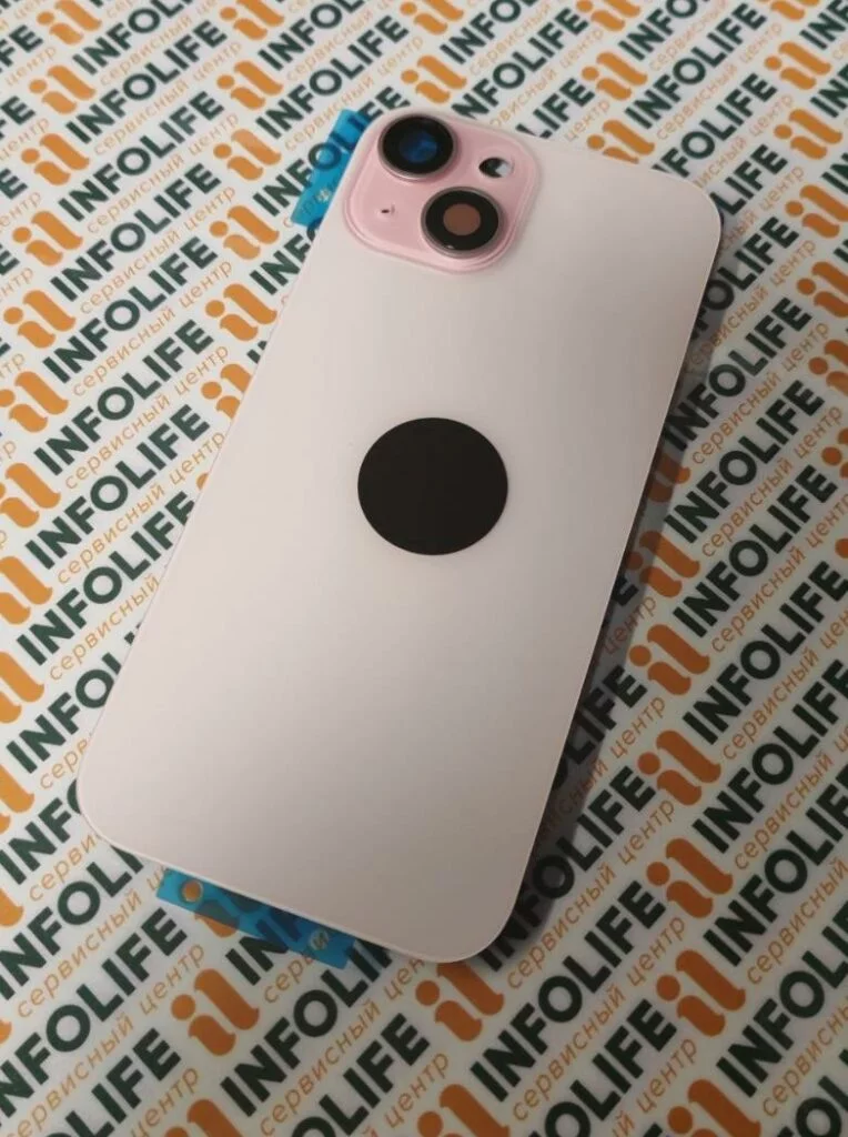 Задняя крышка для iPhone 15 (A3090) в сборе со стеклом камеры Розовый — Премиум